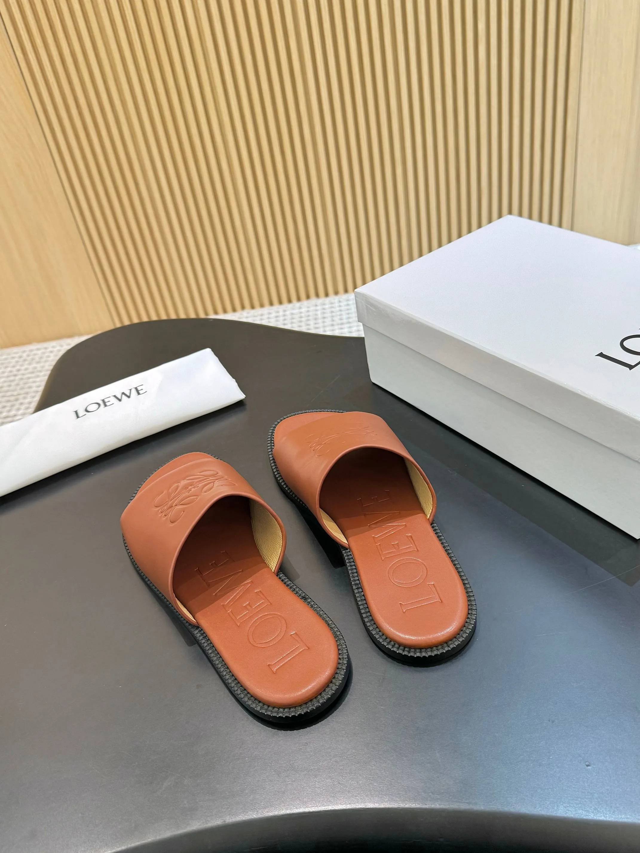 👟👟Ex-factory price 340👟👟 Genuine leather sole +40 LOEWE 25th spring and summer new style, same style for men and women, six colors to choose from. Code number:35-45